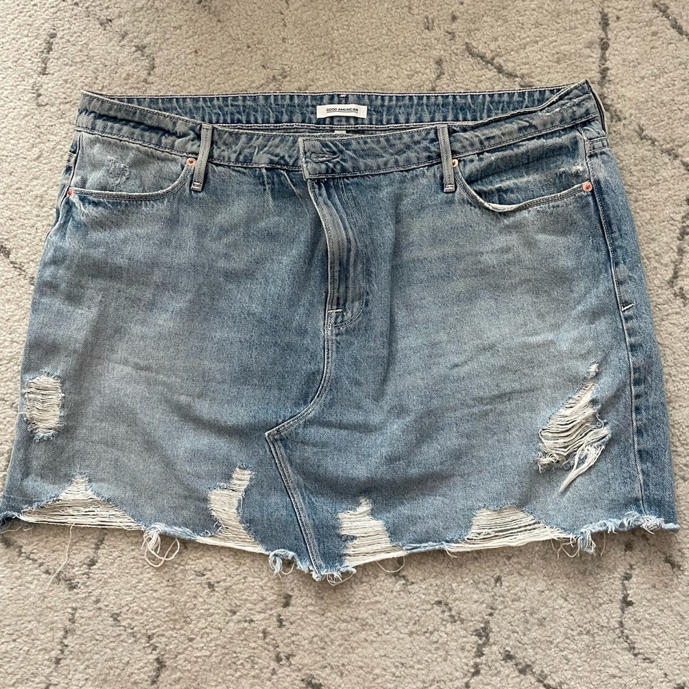 Good American distressed denim mini skirt | size 16